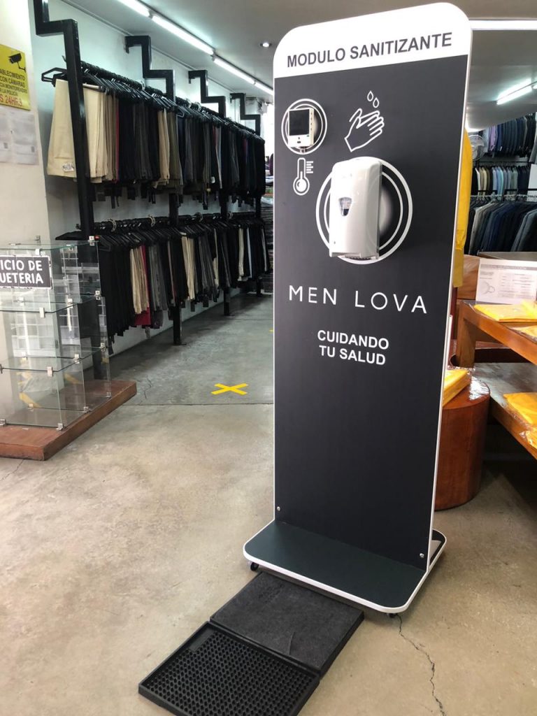 Modulo sanitizante Sanityp, que cuenta con termómetro infrarrojo, dispensador automático de gel antibacterial y tapete desinfectante para zapatos. 