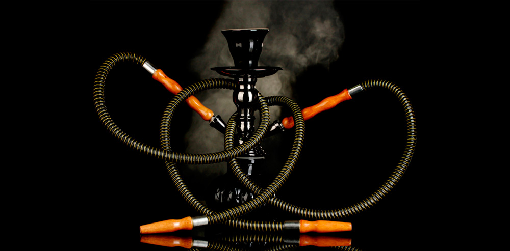 shisha moderna de color negro brillante en un fondo negro con humo detrás